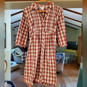 Large motherhood maternity top. Ties in back.